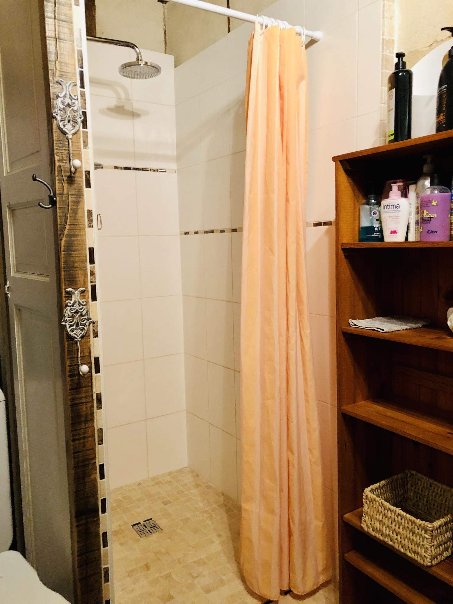 Grande douche siège disponible